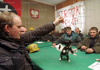 Czwarty dzien strajku w Stoczni Gdynia S.A. Na zdjeciu...