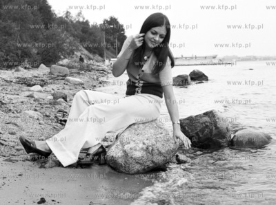 Piekna dziewczyna w okolicach klifu w Gdyni - Orlowie...