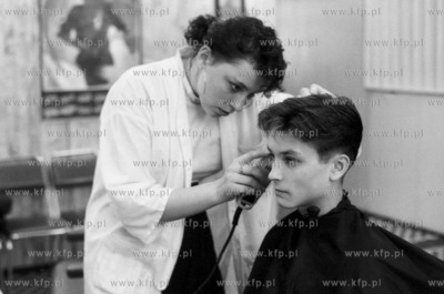 Fryzjer w Gdansku. 18.04.1990 2kwiecien90_z.kosycarz_p18...