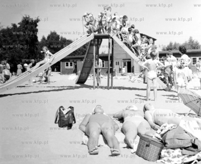 Zjezdzalnia dla dzieci na plazy w Gdyni. 1961 0004592...