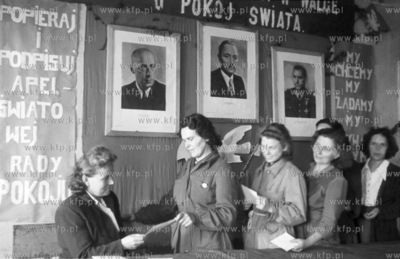 Zbieranie podpisow pod apelem Swiatowej Rady Pokoju....