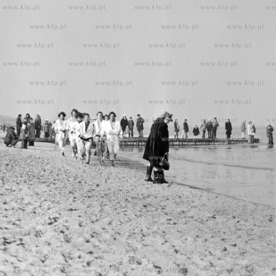 Po plazy w Gdansku Brzeznie biegna sportowcy.
03.03.1976
1marzec76_z.kosycarz_p1
Fot....