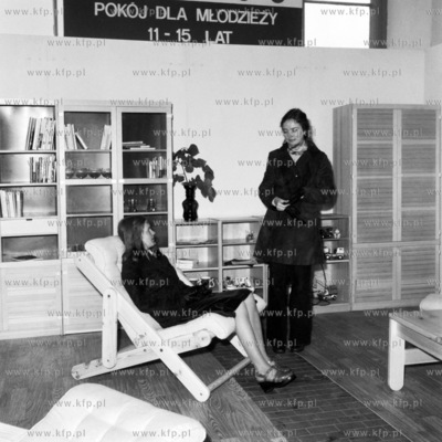 Wystawa mebli przeznaczonych dla mlodziezy na stoisku...