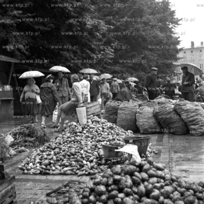 Handel warzywami i owocami obok Hali Targowej w Gdańsku....