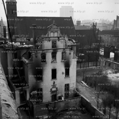 Spalony gmach KW PZPR przy Wałach Jagiellońskiech...