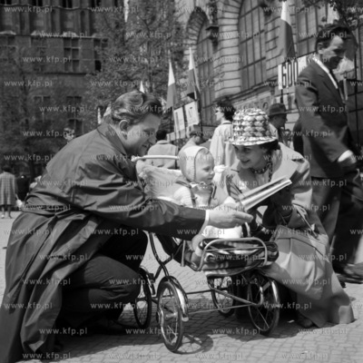 Rodzina na spacerze na Długim Targu w Gdańsku. (lata60)....