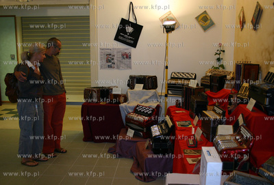 Wystawa akordeonow w krzywym domku na sopockim deptaku....