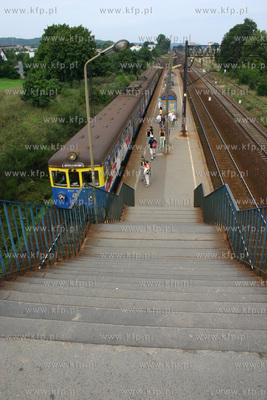 Schody bez podjazdow dla wozkow prowadzace do i z przystanku...