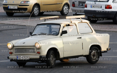 Niebezpieczne wyscigi urzadzili sobie posrod samochodow...