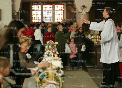 Poswiecenie wielkanocnych pokarmow w Wielka Sobote...