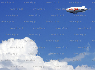 Sterowiec reklamujacy portal Allegro.pl latajacy nad...