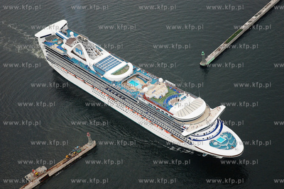 Gdynia z lotu ptaka. Nz. Wycieczkowiec STAR PRINCES...