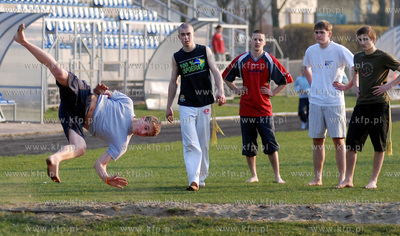 Rumia. Grupa nastolatkow trenujaca kapuere na stadionie...