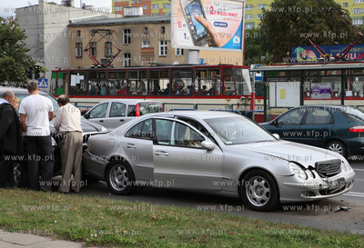 Karambol na ulicy Kartuskiej w Gdansku. Zderzylo sie...