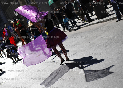 Gdansk. Parada karnawalowa grup kuglarskich z Trojmiasta...