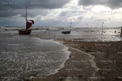 Sopot. Skutki wichury, ktora szlala w nocy w Sopocie....