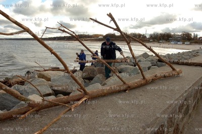 Ustka plaza, trwa usuwanie szkod wyrzadzonych przez...