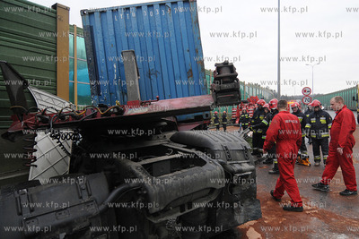 Gdynia. Z niewyjasnionych przyczyn samochod ciezarowy...