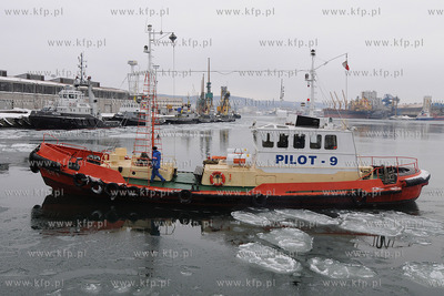 Niedzielny ruch statkow w gdynskim porcie.  Nz. pilotowka...
