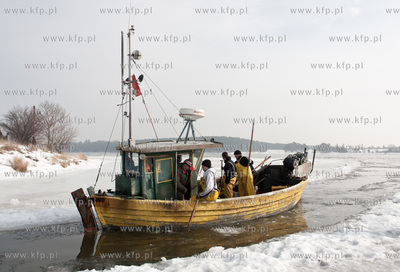 Rybacy ze Swibna powracaja z pierwszego polowu sledzia...