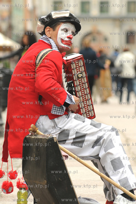 Gdansk ul. Dluga. Clown Aleksander gra na akordeonie.
15.05.2010
Fot....