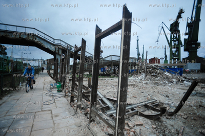 Rozbiorka zabytkowych hali Stoczni Gdanskiej, tereny...