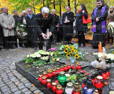 Cmentarz witominski w Gdyni. Przewodniczacy Europarlamentu...