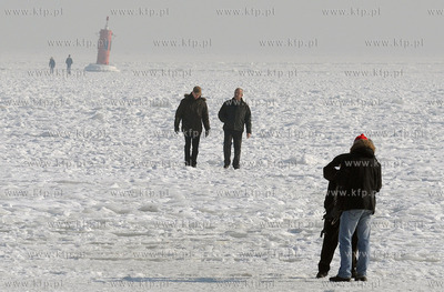 Gdynia, Srodmiescie. Mimo zakazu spacerowicze wchodza...