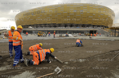 Prace wykonczeniowe na miesiac przed meczem inauguracyjnym...