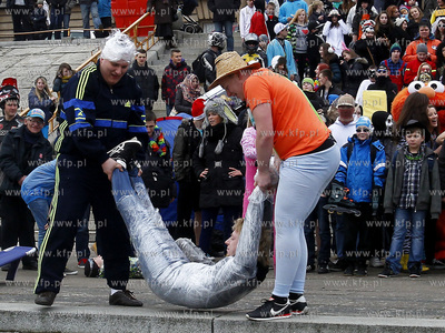 Przed Muzeum Narodowym w Szczecinie, na Wałach Chrobrego...