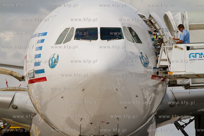 Airbus A 340-200 Francuskich Sil Powietrznych wyladowal...