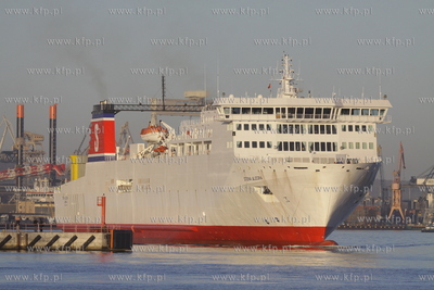 Prom towarowo - pasazerski Stena Alegra wyplywa z gdynskiego...