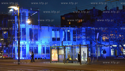 Ogolnoswiatowa akcja Na niebiesko dla autyzmu. Nz podswietlony...