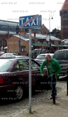 Gdansk. Podwale Staromiejskie. Taksowkarz czekajacy...