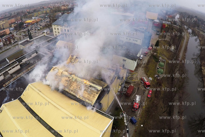 Pozar jeden z hal produkcyjnych, gdzie przechowywane...