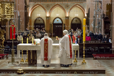 Pierwsza niedziela kiedy obowiązuje  limit osób w...