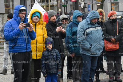 Około setki przeciwników szczepień i obostrzeń...