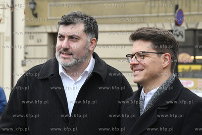 Około setki przeciwników szczepień i obostrzeń...