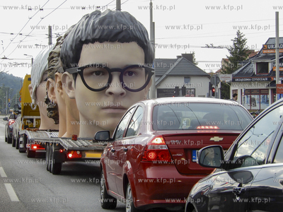 Ulicami Rumii przejechały wielkie głowy na przyczepach...