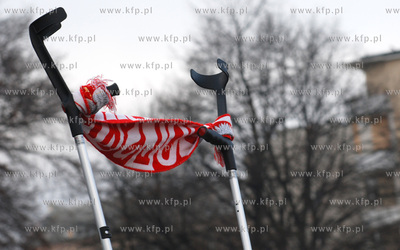 Gdynianie kibicuja przed ustawionym na Placu Grunwaldzkim...