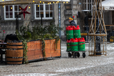 Długi Targ w Gdańsku. Na zdjęciu dostawa butli z...