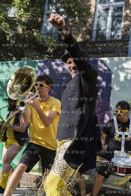 Gdańsk. Festiwal teatrów Ulicznych FETA. Always Drinking...