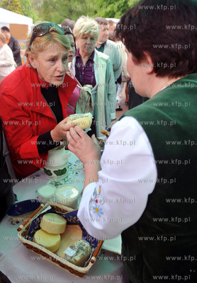 Pomorskie Swieto Produktu Tradycyjnego w Gdansku obok...