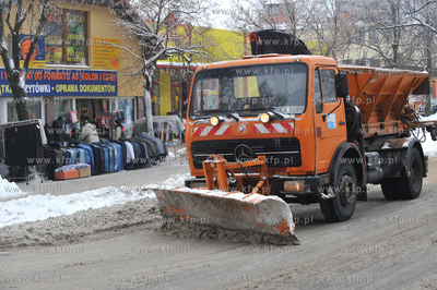 Plug sniezny z piaskarka na ul. Dworcowej w Kartuzach....