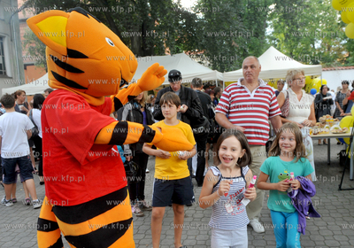 Festyn i akcja charytatywna "Zeszyt dla ucznia" na...