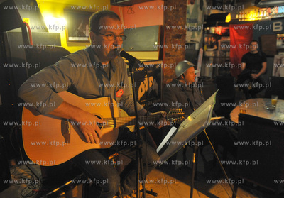 Gazeta Rock Cafe na ulicy Tkackiej w Gdansku. Jeden...