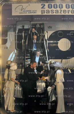 Uroczystosc powitania 2 milionowego pasazera na lotnisku...