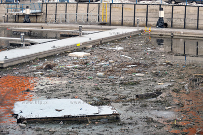 Plywajacy smietnik na Motławie przy marinie na ul.Szafarnia...