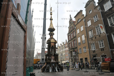 Montaz odrestaurowanego helmu Ratusza Glownego Miasta...