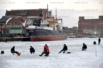 Wedkarze lowia ryby na zamarznietej Motlawie.  18.02.2012...